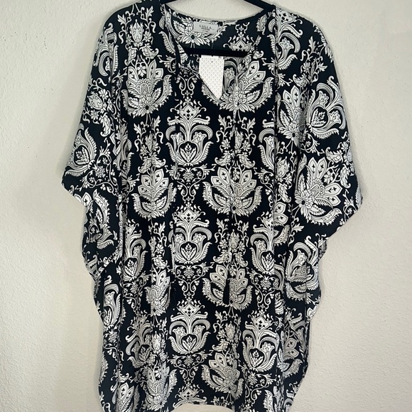 Lulla collection Other - Black and‎ White Patterned Women's Top